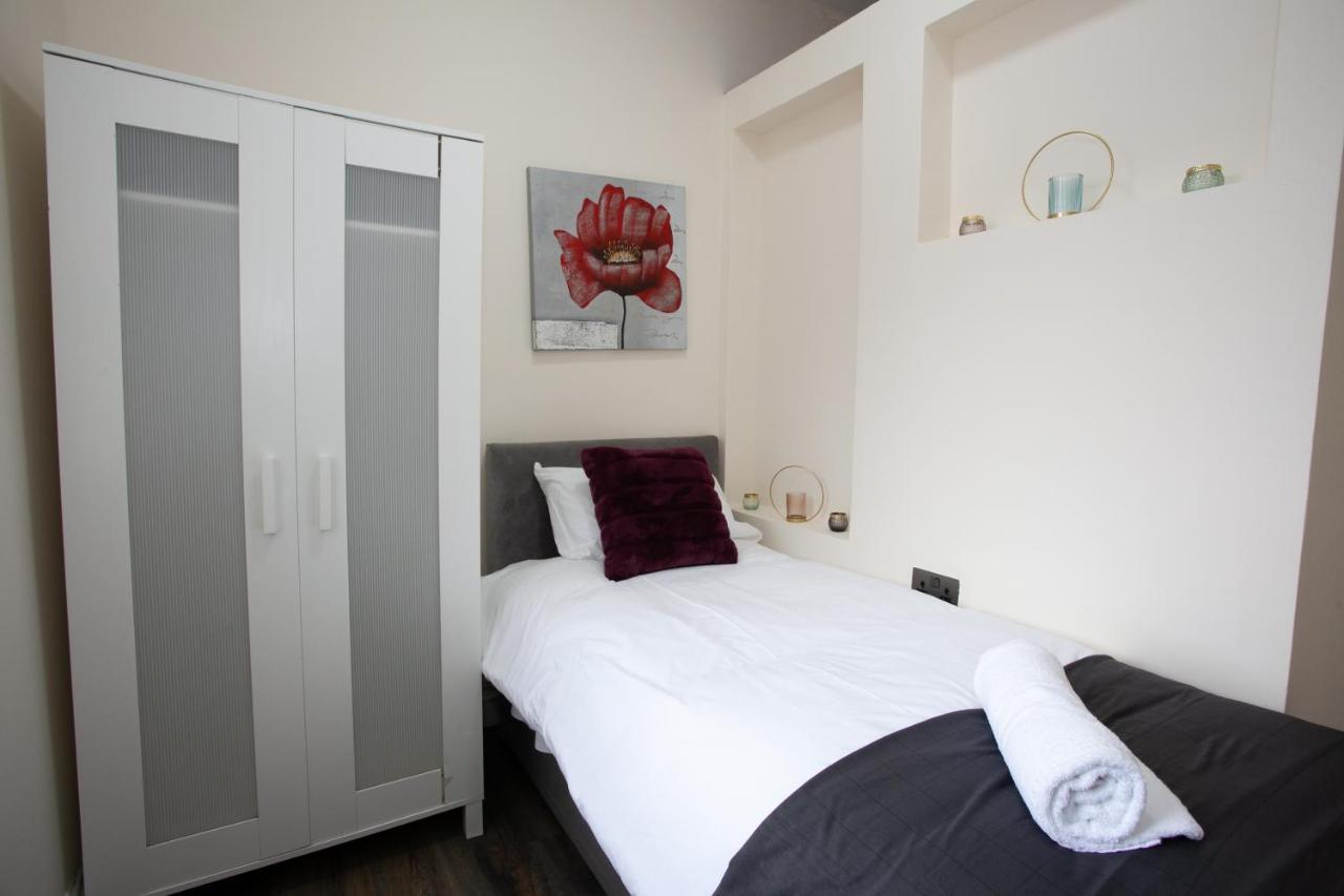6 Bedroom House 10Min Drive From City Centre Mánchester Exterior foto