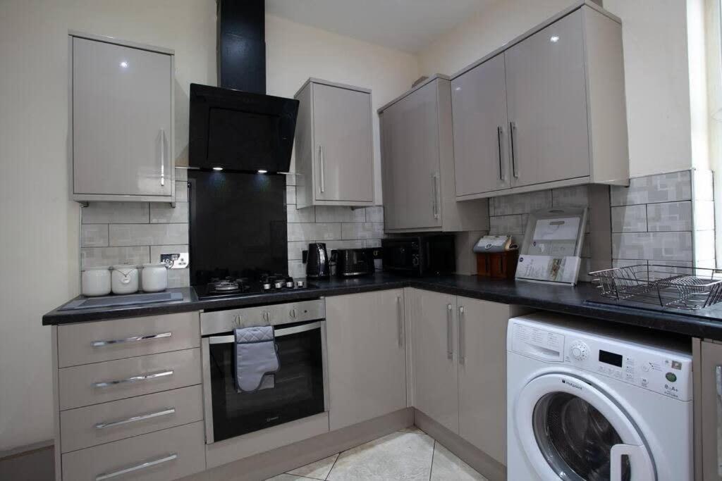6 Bedroom House 10Min Drive From City Centre Mánchester Exterior foto